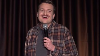 Gwiazda stand-upu współprowadzącym nowy program TVN. Kim jest Czarek Sikora?