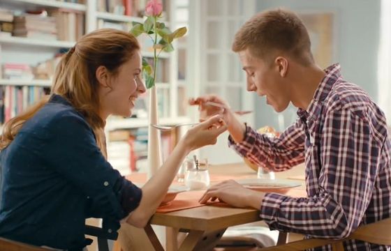 Kobieca historia dorastania reklamuje rosół drobiowy Winiary (wideo)