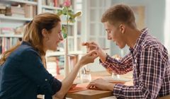 Kobieca historia dorastania reklamuje rosół drobiowy Winiary (wideo)