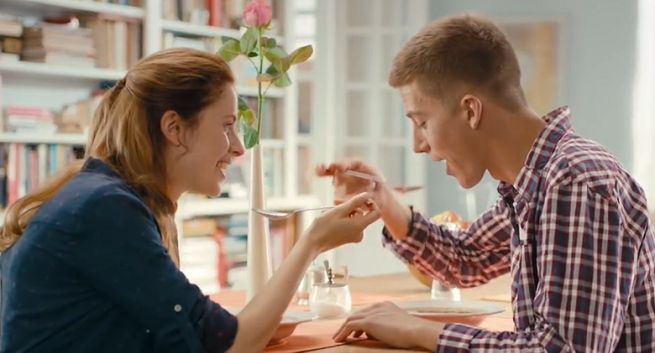 Kobieca historia dorastania reklamuje rosół drobiowy Winiary (wideo)