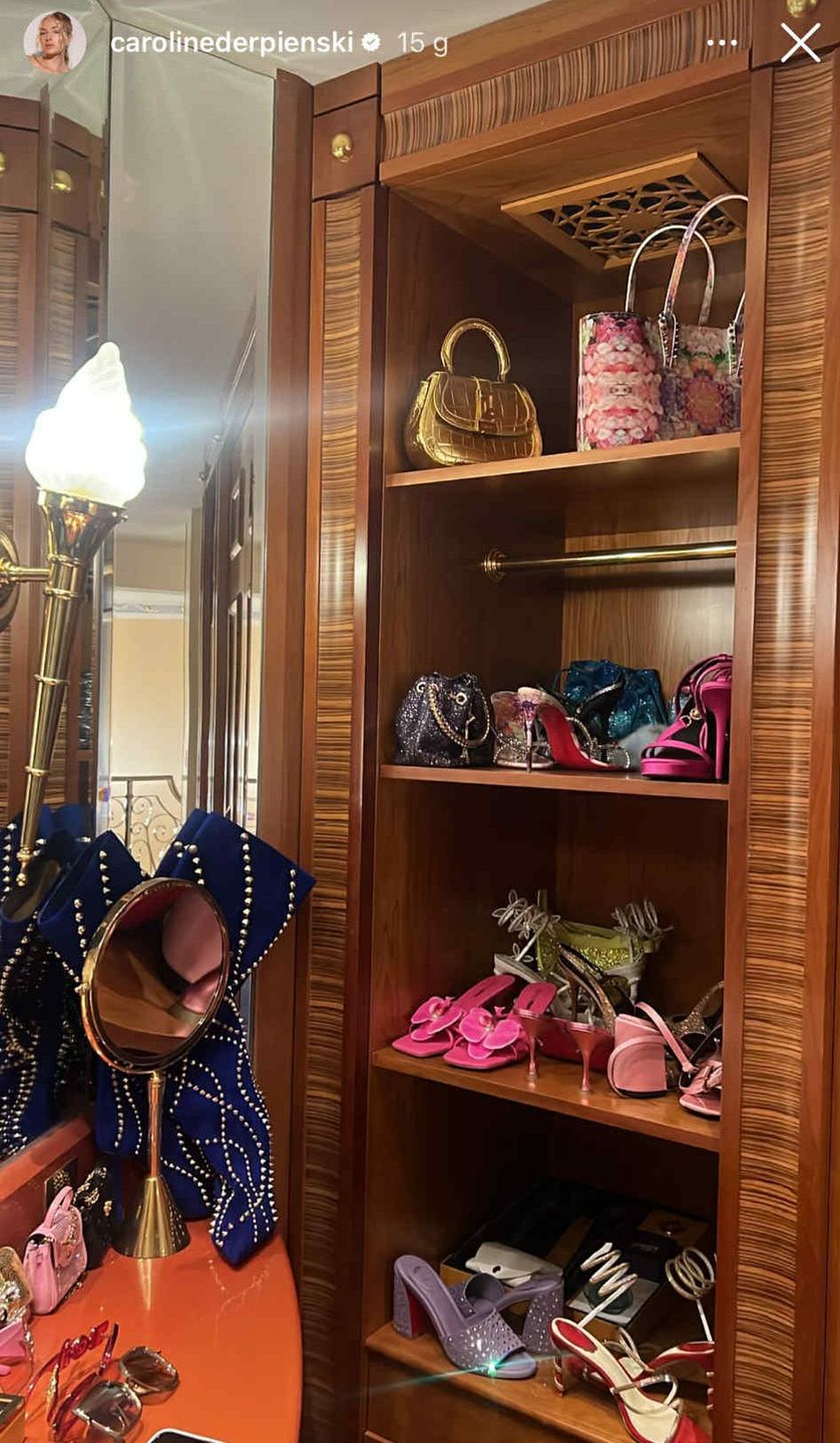 Caroline Derpienski nadaje z luksusowego hotelu w Dubaju