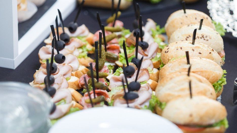 Zbliża się noc św. Andrzeja, czyli ostatki. Sprawdź szybkie przepisy na sałatki i przystawki typu finger food na weekend.