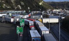 Pierwsi polscy kierowcy jadący z Dover wjechali do Francji. Rząd wysyła WOT