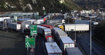 Pierwsi polscy kierowcy jadący z Dover wjechali do Francji. Rząd wysyła WOT