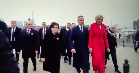 Prezydent z żoną podczas uroczystości. Nagranie hitem w sieci