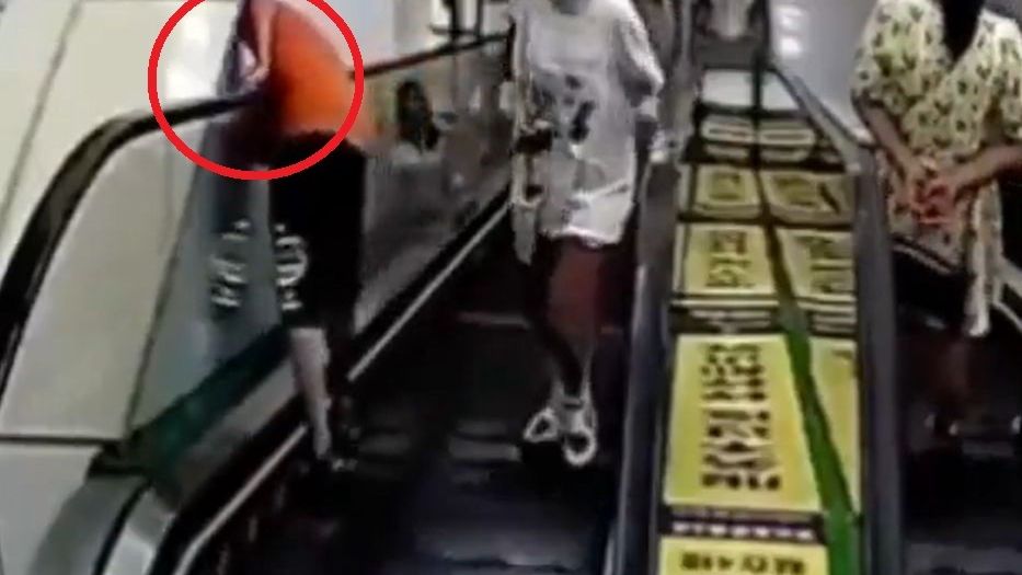Głowa dziecka utknęła na ruchomych schodach. Wideo dla osób o mocnych nerwach