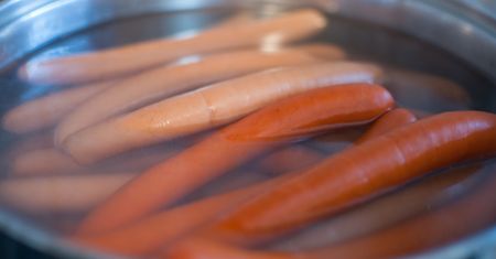 Wlej 1 łyżkę do wody i włóż parówki. Nie popękają w czasie gotowania i będą smaczniejsze