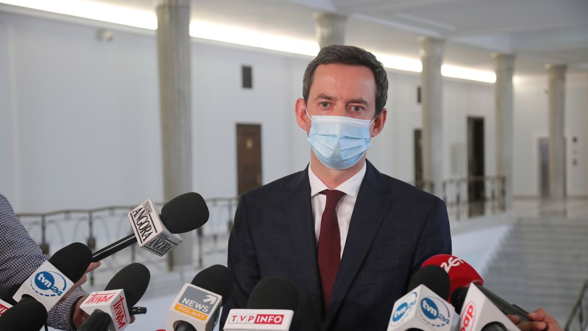 Warszawa, 11.08.2021. Wiceprezes Porozumienia Marcin Ociepa podczas konferencji prasowej w Sejmie w Warszawie, 11 bm. Polityk poinformował, że w związku z dymisją wicepremiera Jarosława Gowina postanowił podać się do dymisji jako wiceszef MON. Decyzją zarządu krajowego Porozumienie Jarosława Gowina opuszcza Zjednoczoną Prawicę. (kf) PAP/Wojciech Olkuśnik