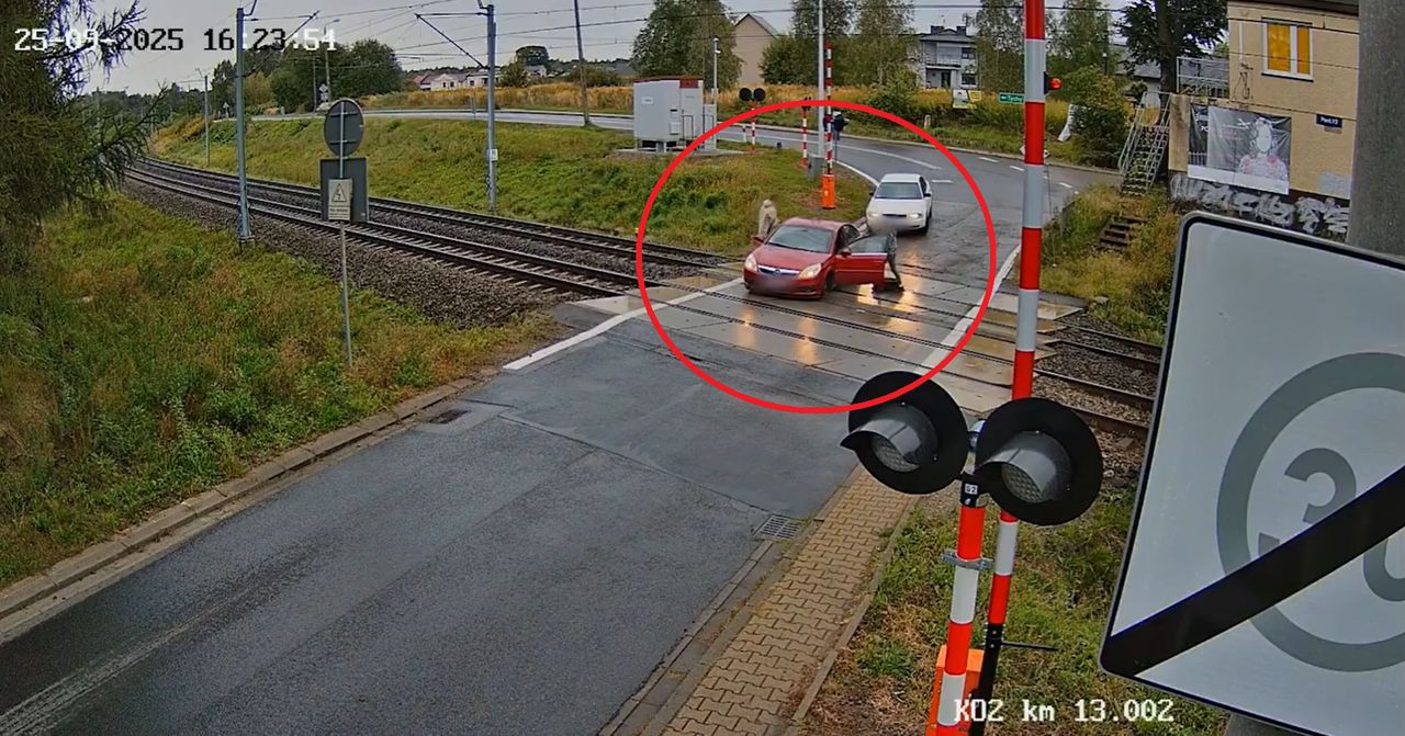 Wideo: Zgubił koło na przejeździe kolejowym. Niewiele zabrakło do tragedii