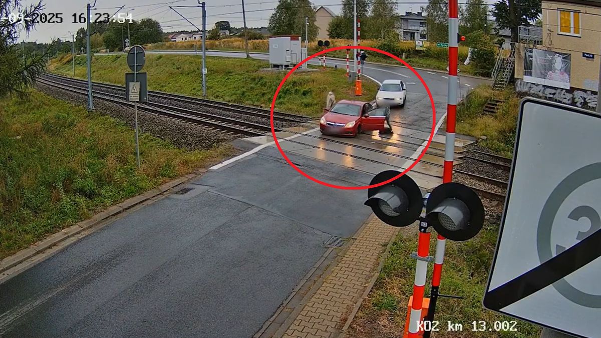 Auto utknęło na przejeździe kolejowym