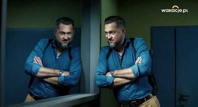 Marcin Prokop jako detektyw reklamuje Wakacje.pl