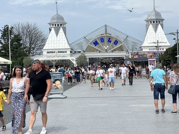 Międzyzdroje: Pogoda może w ten weekend nie jest idealna, ale tłumy przybyły nad morze