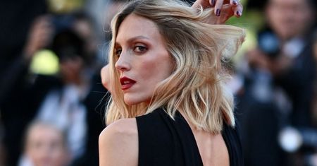 Zrobiła jej manicure na czerwony dywan w Cannes. Anja Rubik i "press on nails"