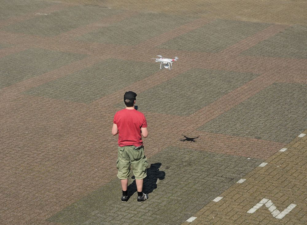 Zdjęcie latającego drona pochodzi z serwisu shutterstock.com