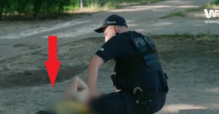 Zakrwawiony na chodniku. Policjanci ruszyli z pomocą. Prawda wyszła na jaw