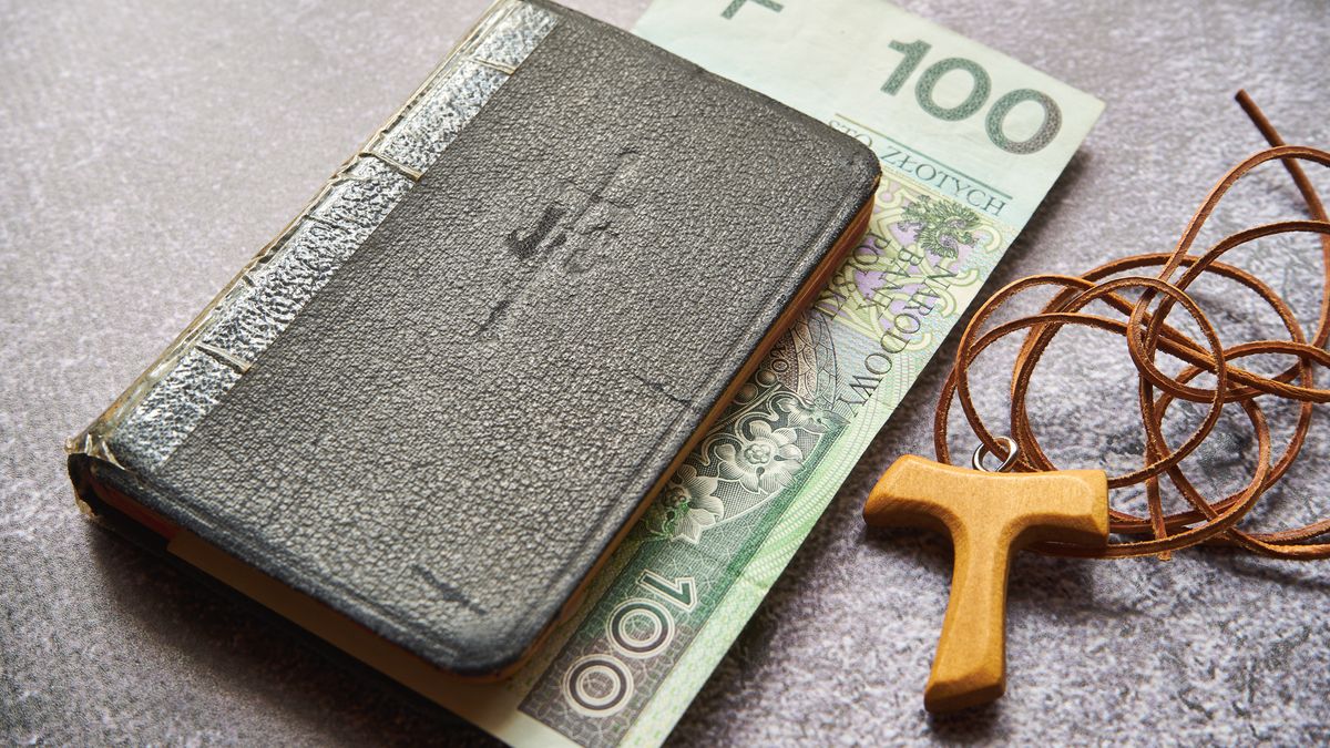 Ile wynoszą zarobki księdza?