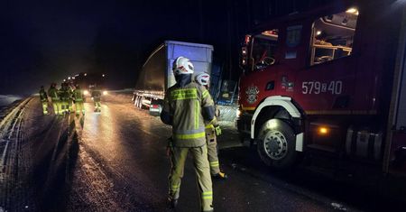 DK 22. Ciężarówka wpadła do rowu. Trudne warunki na drodze