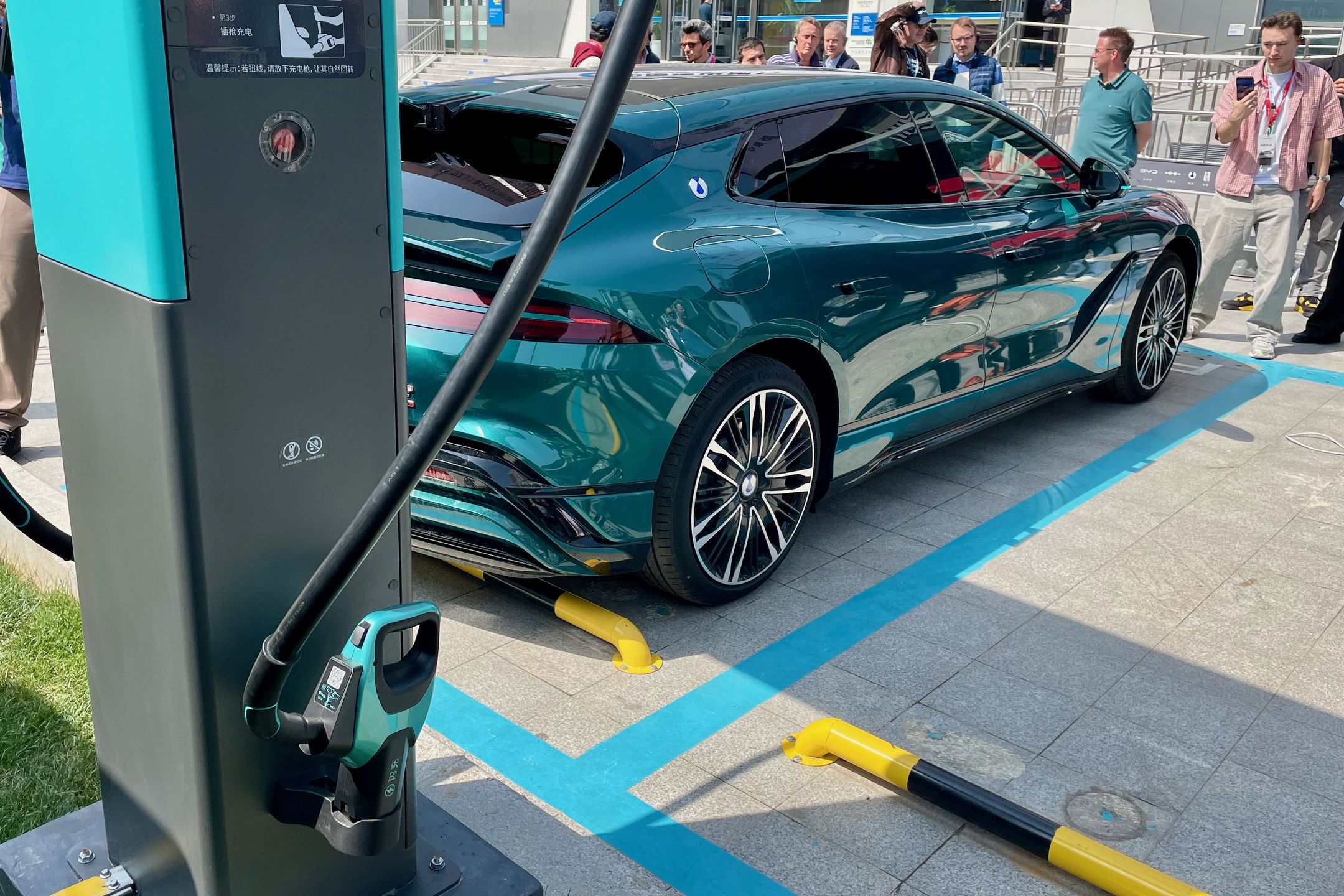 Denza Z9 GT przy ładowarce Flash Charging