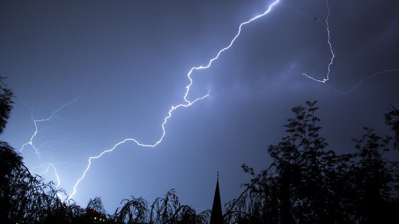 błyskawica wyładowanie piorun pogoda burza
