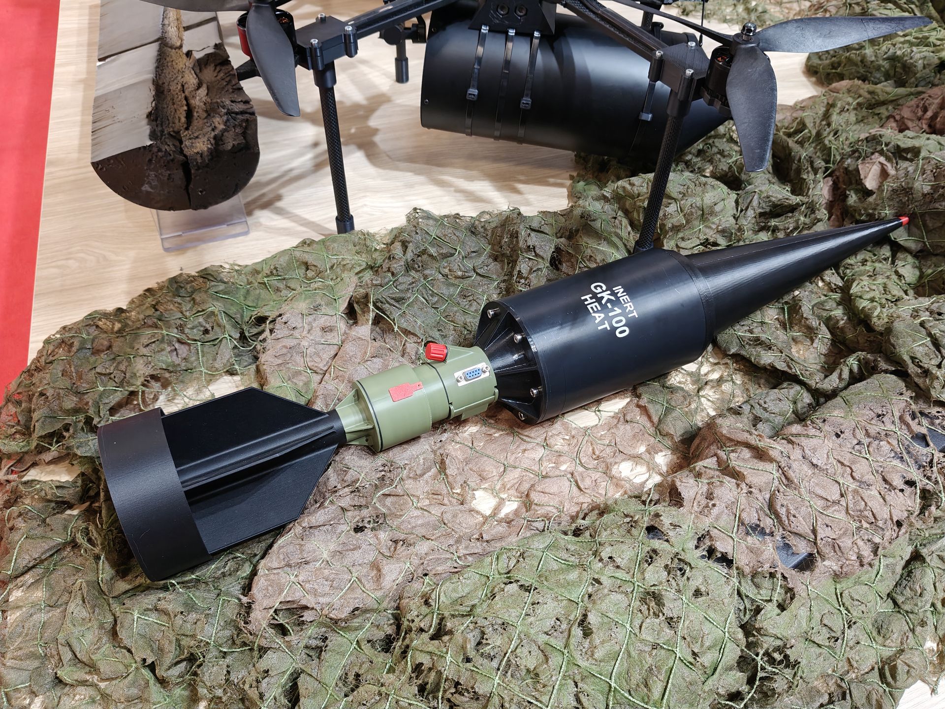Głowica kumulacyjna GK-100 wraz ze stabilizatorem lotu.