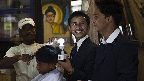 Nastolatek skonstruował rewolucyjny panel słoneczny wykorzystujący ludzkie włosy (wideo) 1
