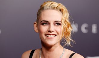 Nonszalancka Kristen Stewart eksponuje umięśniony brzuch w kusym topie na premierze "Spencer" w Los Angeles (ZDJĘCIA)