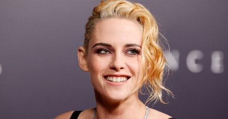 Nonszalancka Kristen Stewart eksponuje umięśniony brzuch w kusym topie na premierze "Spencer" w Los Angeles (ZDJĘCIA)