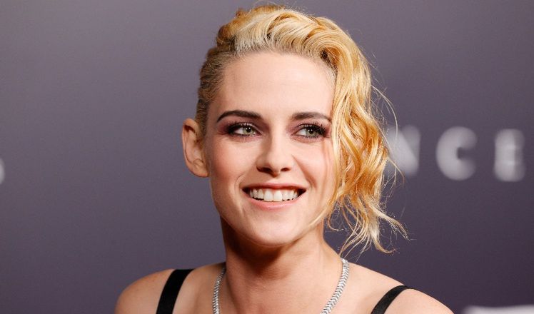 Nonszalancka Kristen Stewart eksponuje umięśniony brzuch w kusym topie na premierze "Spencer" w Los Angeles (ZDJĘCIA)