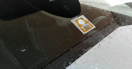Nowe naklejki na szybę auta. Za ich brak możesz słono zapłacić