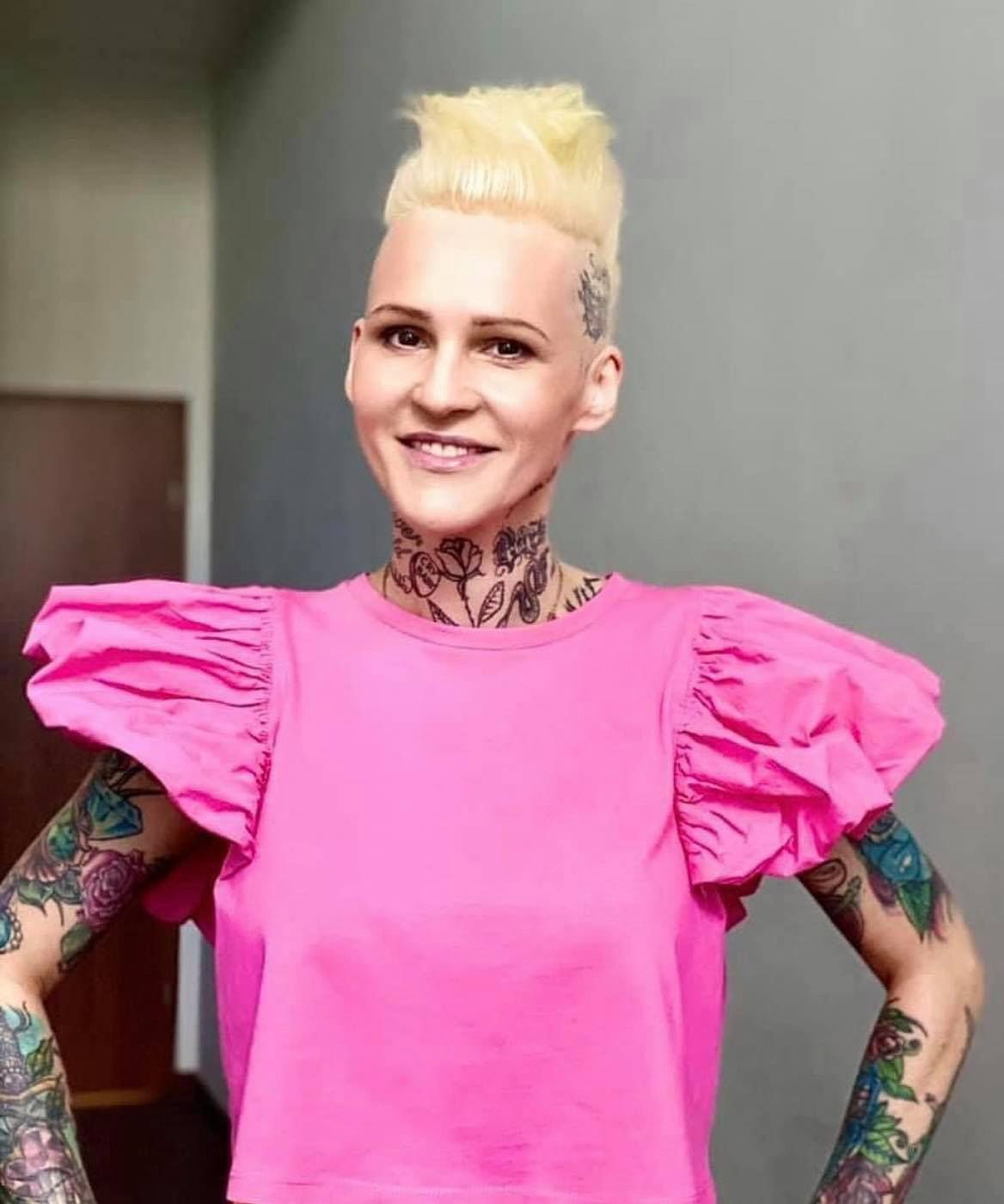 Agnieszka Chylińska eksponuje długie nogi