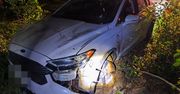 Pijany uciekał z otwartym bagażnikiem przed policją. Wjechał w drzewo