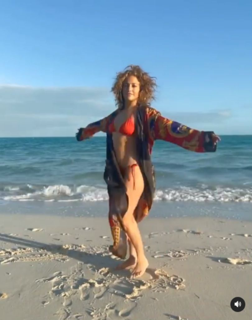 Jennifer Lopez oddaje się porannym rytuałom na plaży w bikini i szlafroku Versace