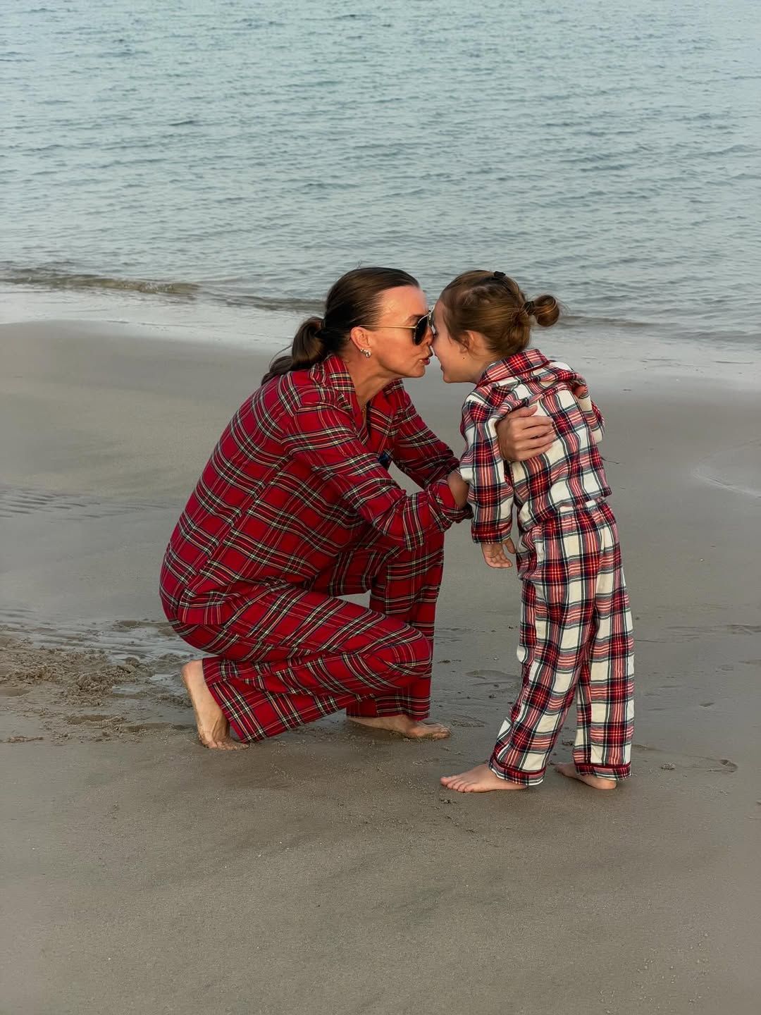 Katarzyna Sokołowska na plaży z synem