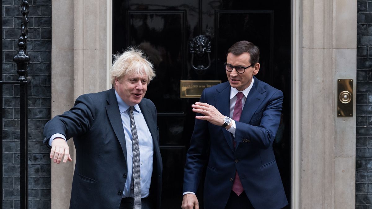 LONDON, UNITED KINGDOM - NOVEMBER 26: British Prime Minister Boris Johnson (L) welcomes Polish Prime Minister Mateusz Morawiecki (R) outside 10 Downing Street ahead of their bilateral meeting in London, United Kingdom on November 26, 2021. During the meeting the two leaders are expected to discuss the migrant crisis on the Polish-Belarusian border as well as high energy prices. (Photo by Wiktor Szymanowicz/Anadolu Agency via Getty Images)