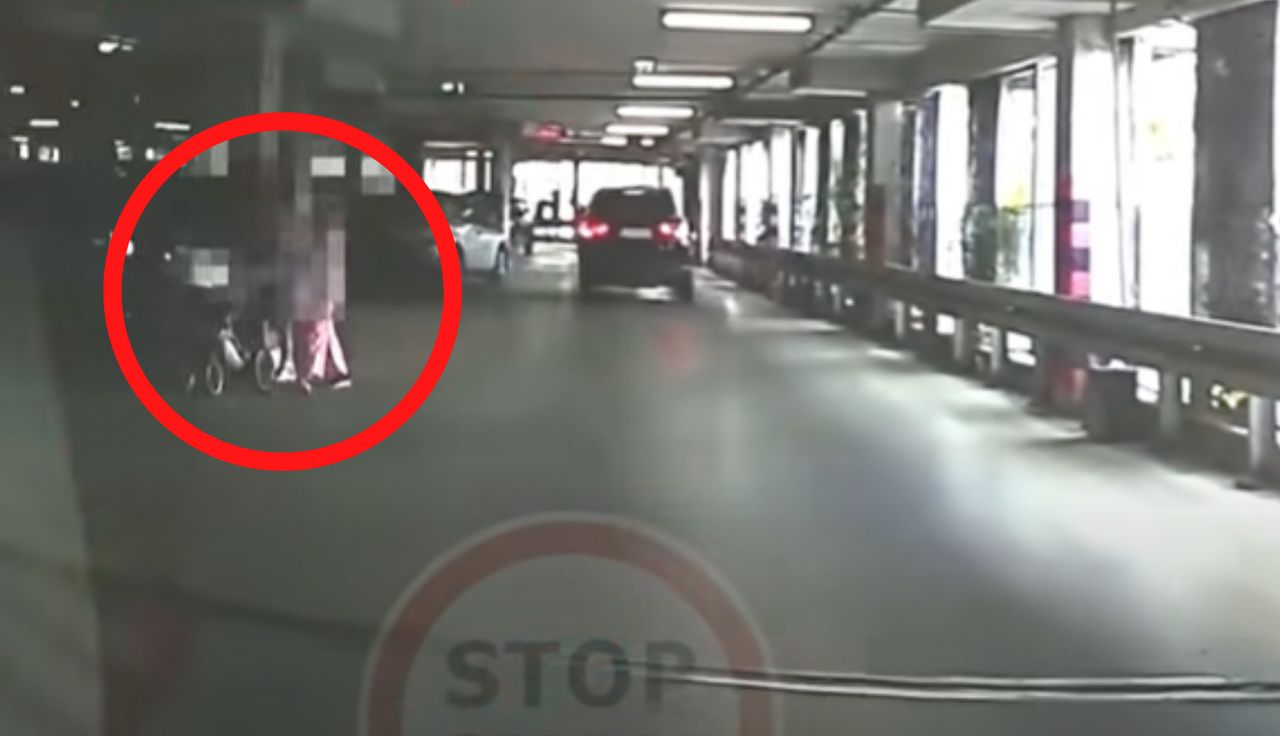 Kobieta szła z wózkiem. "Nie wjedzie pan". Sceny na parkingu