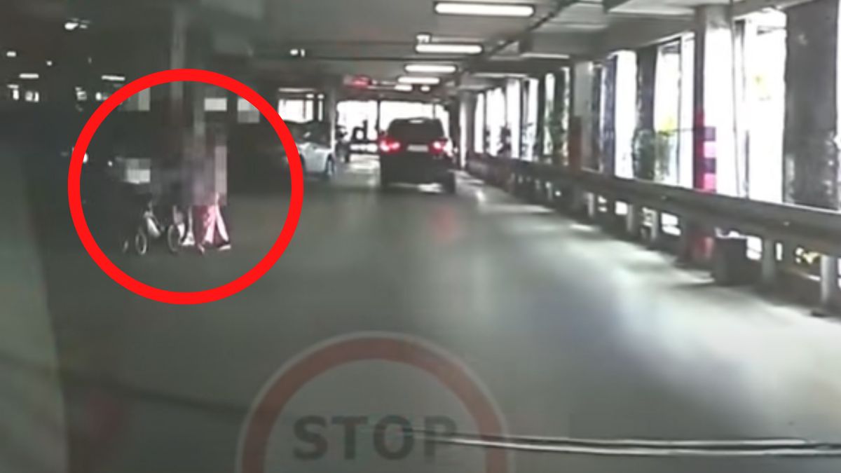 Kobieta zarezerwowała miejsce na parkingu.