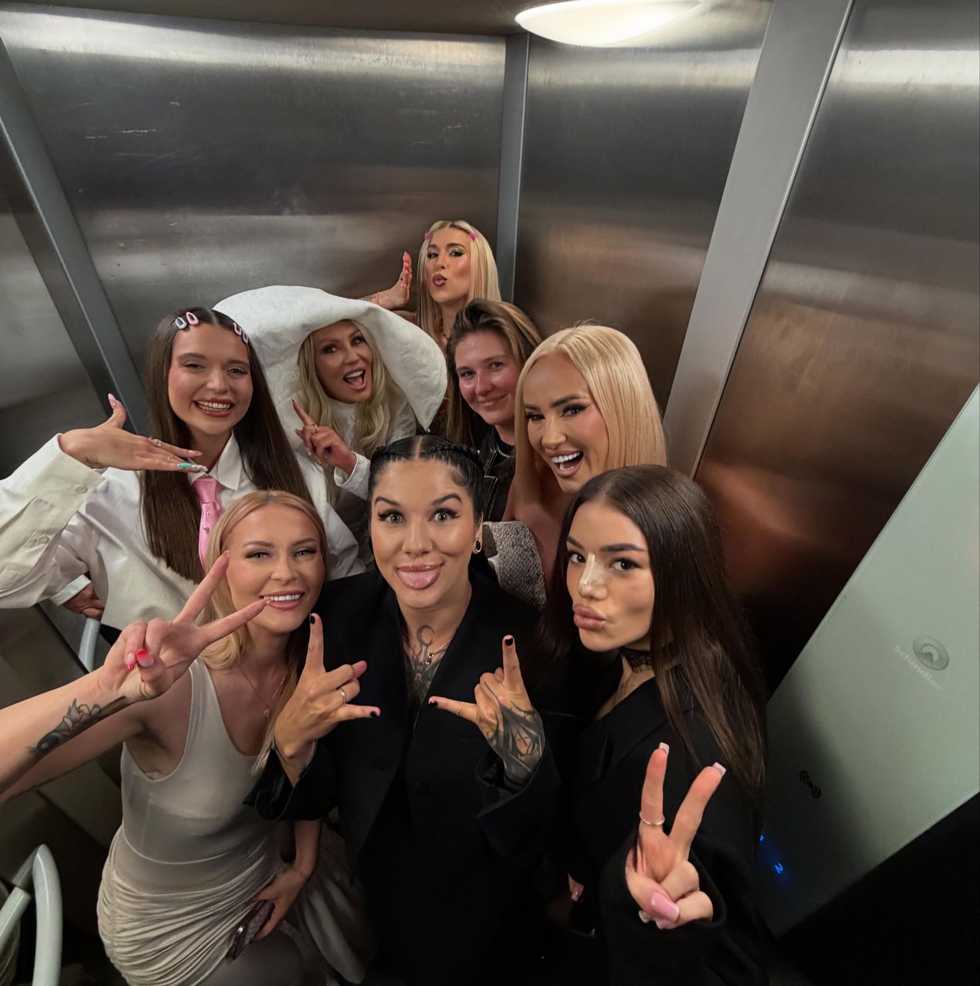 Mała Ania z ekipą z "Królowej przetrwania"