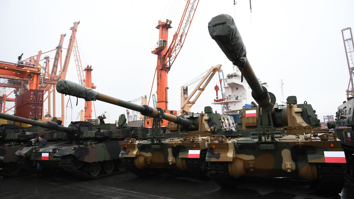 Gdynia, 06.12.2022. Odbiór pierwszych koreańskich czołgów K2 oraz haubic K9 na terenie Terminalu Kontenerowego w Gdyni, 6 bm. (sko) PAP/Adam Warżawa