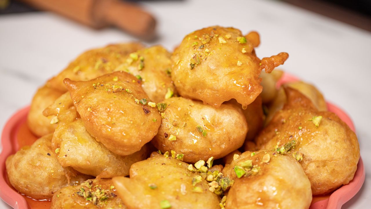 Przyjemnie chrupią i są puszyste w środku. Przetestuj grecki patent na pączki