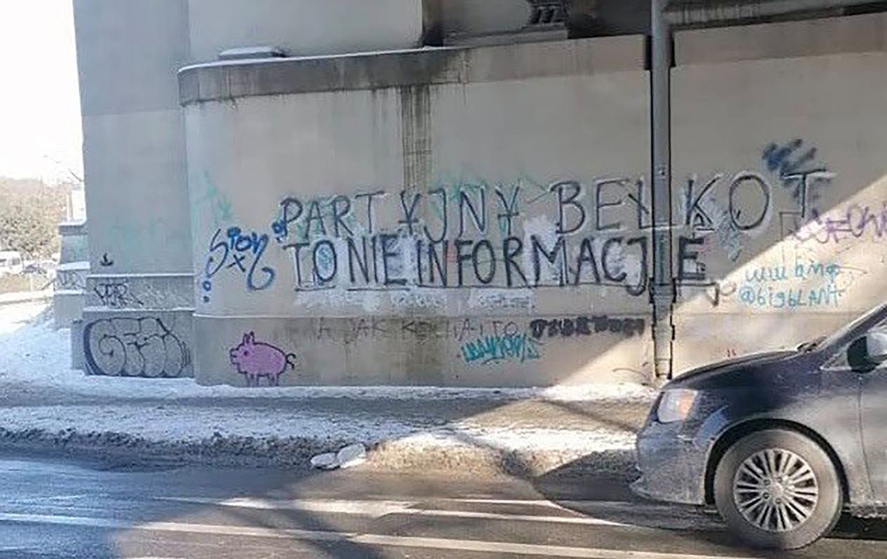 Zdjęcie dnia: "Partyjny bełkot to nie informacja". Napis na poznańskim murze wrócił po 40 latach