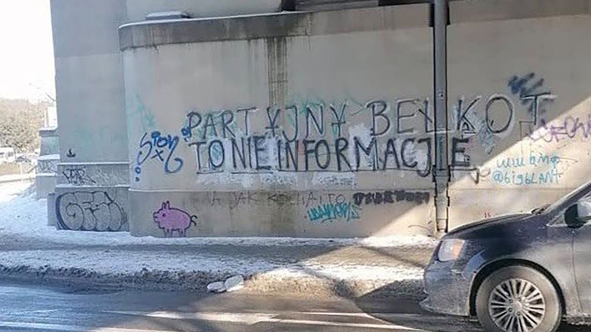 Zdjęcie dnia: "Partyjny bełkot to nie informacja". Napis na poznańskim murze wrócił po 40 latach 1