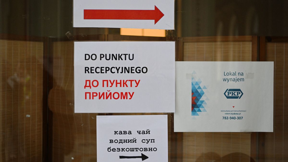 Przemyśl, 25.02.2022. Informacje w punkcie recepcyjnym dla uchodźców z Ukrainy, utworzonym przy dworcu kolejowym w Przemyślu, 25 bm. (amb) PAP/Darek Delmanowicz