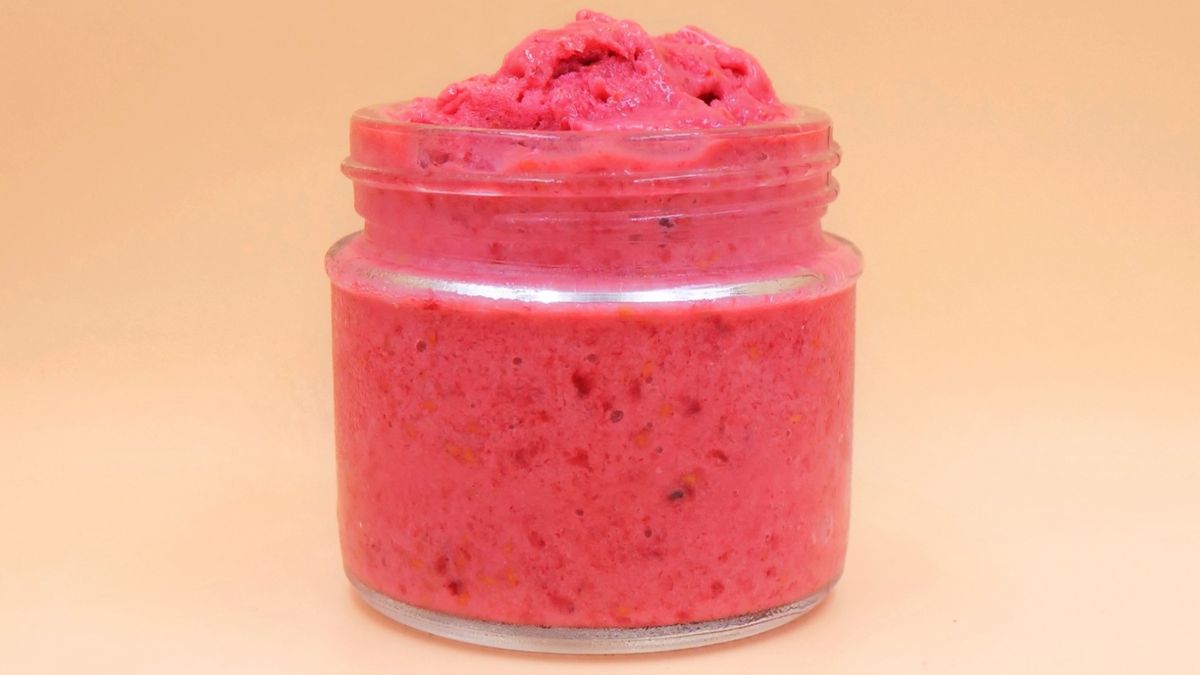 Wyciągam gotowe lody malinowe.