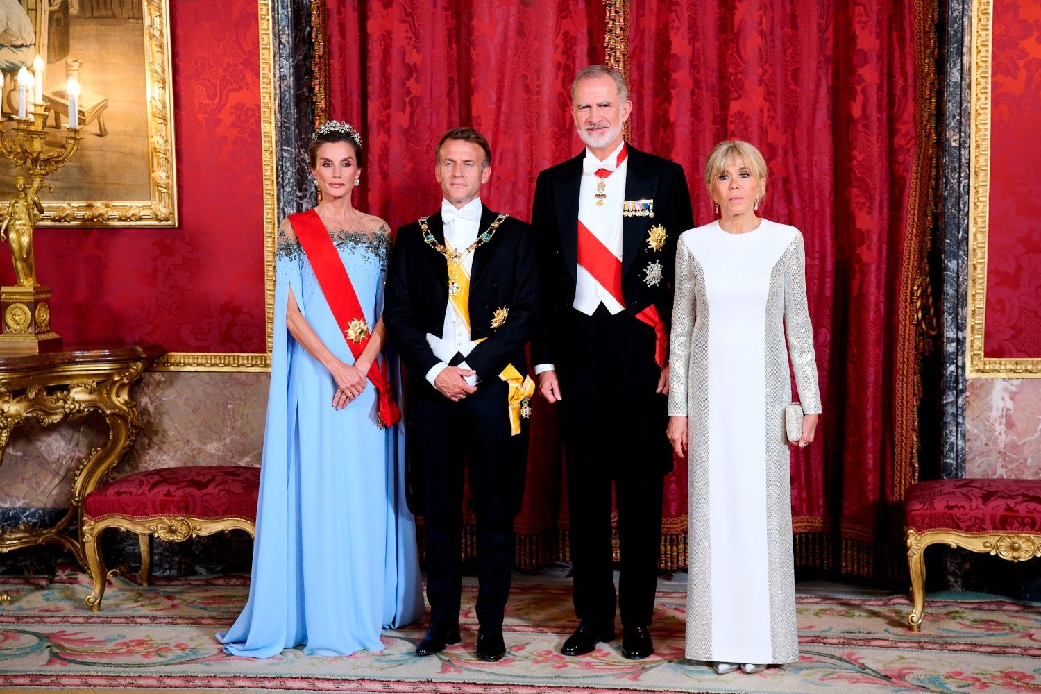 Królowa Letycja i Brigitte Macron emanują elegancją na balu