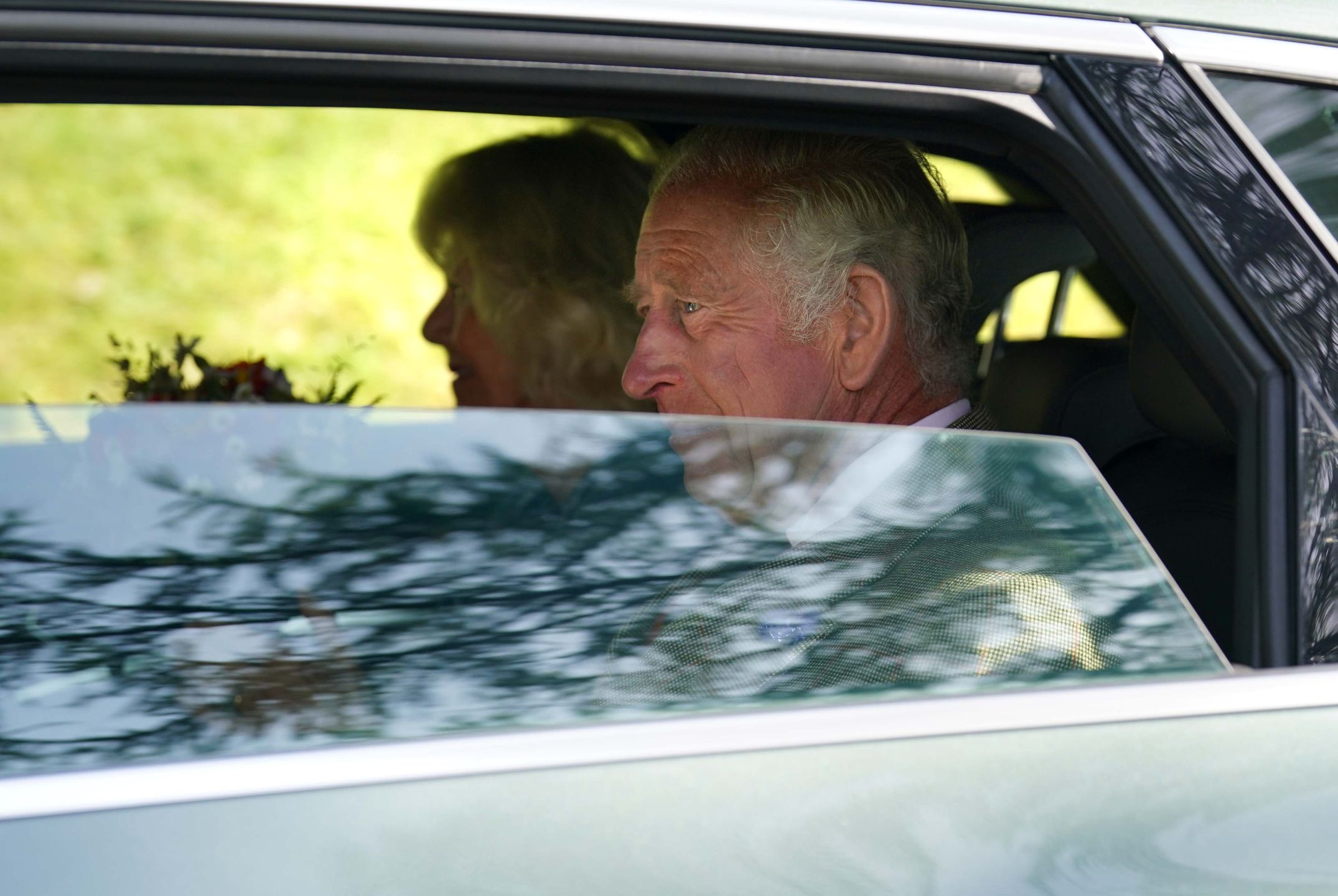 król Karol III i królowa Camilla podczas rocznicy śmierci królowej Elżbiety II