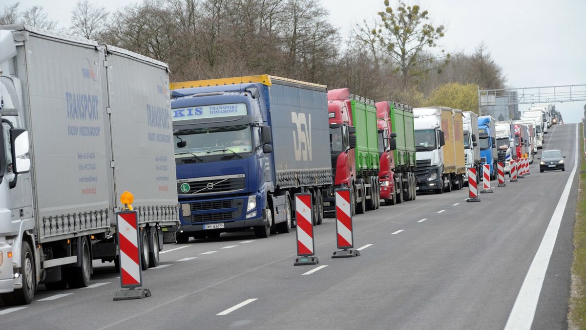  Na wyjazd z Polski kierowcy ciężarówek muszą czekać nawet dobę 