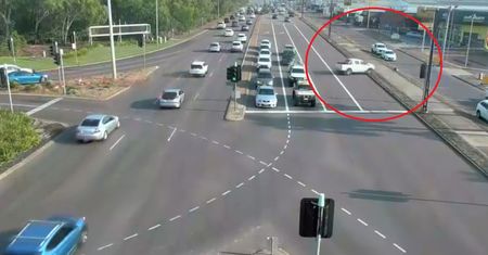 Przerażający wypadek w Australii. Przejechała przez 8 pasów i wjechała w sklep