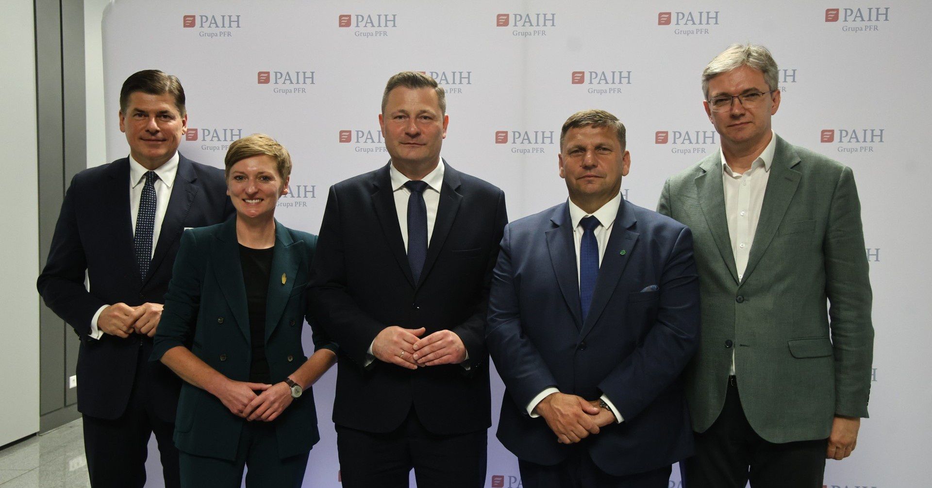 Na zdjęciu od lewej: Paweł Pudłowski – wiceprezes Polskiej Agencji Inwestycji i Handlu; Agata Wojda – prezydentka miasta Kielce, Krzysztof Paszyk – minister rozwoju i technologii, Michał Skotnicki – wicewojewoda świętokrzyski, Adam Jarubas – poseł do Parlamentu Europejskiego