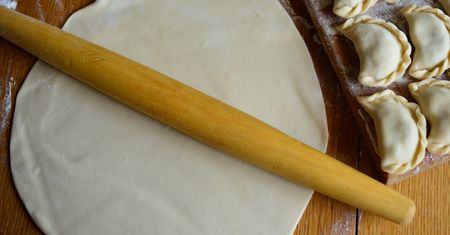 Jak wałkować ciasto na pierogi, żeby nie kleiło się do wałka? Zapomnij o ciągłym podsypywaniu mąką