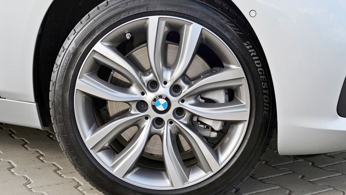 Alufelgi to niemal standard w nowych samochodach innych niż w wersji podstawowej. W klasie premium nie do pomyślenia jest auto na felgach stalowych.